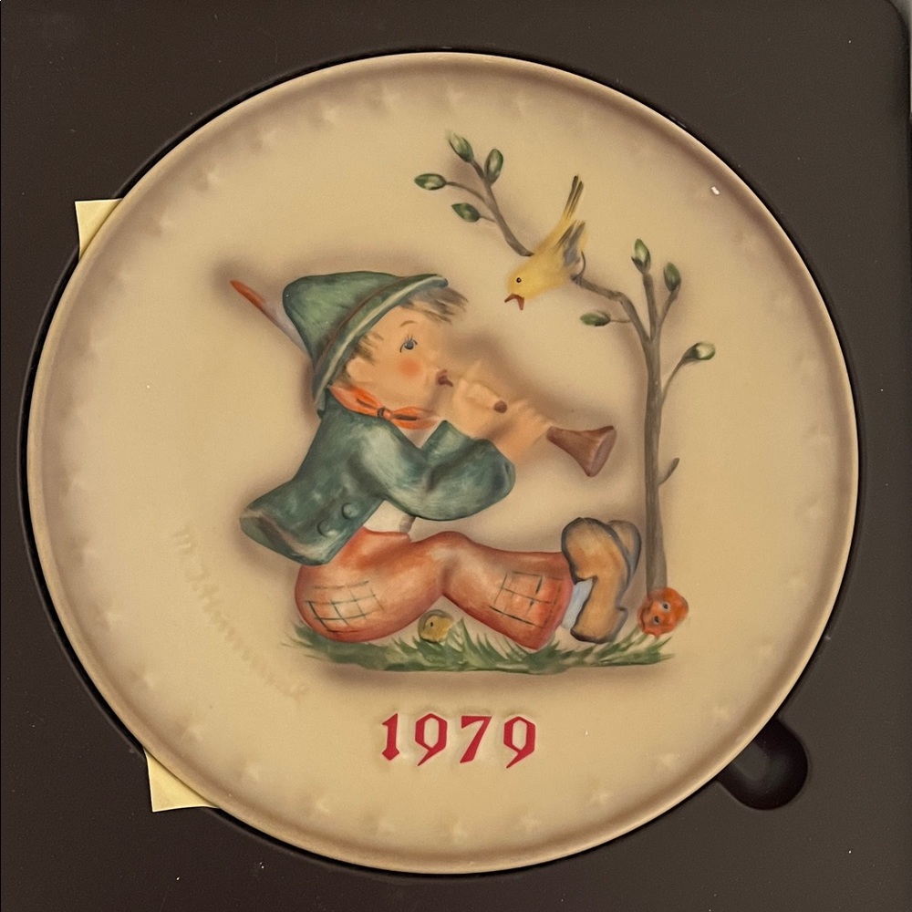 Goebel 1979 Annual Plate with Bird and Child
